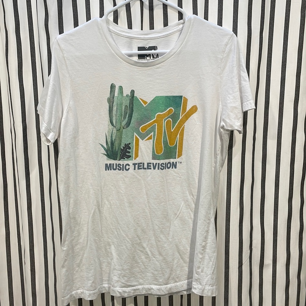 Tee-shirt , size XL fits like a M
